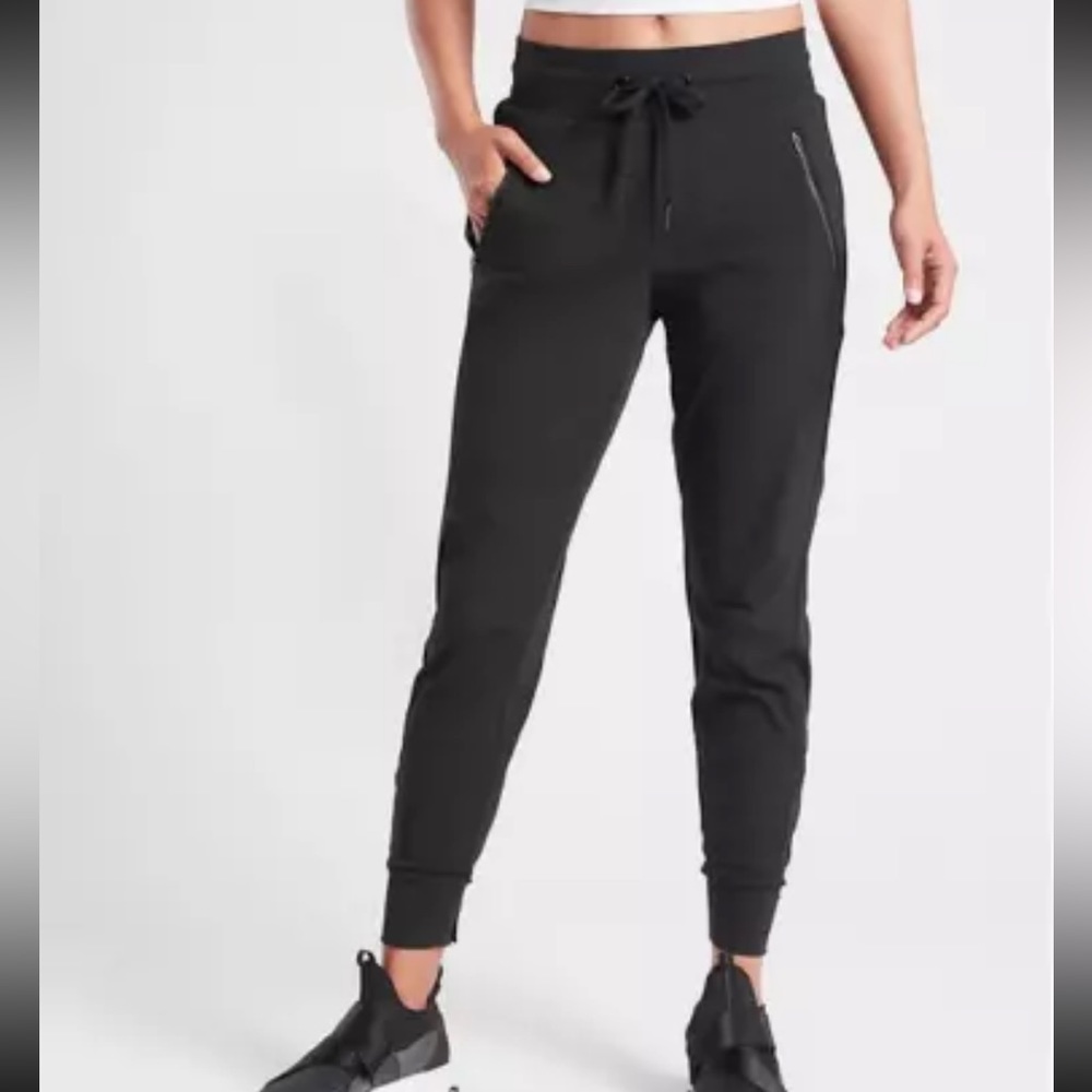 Athleta Trekkie Jogger in Black, Size 0